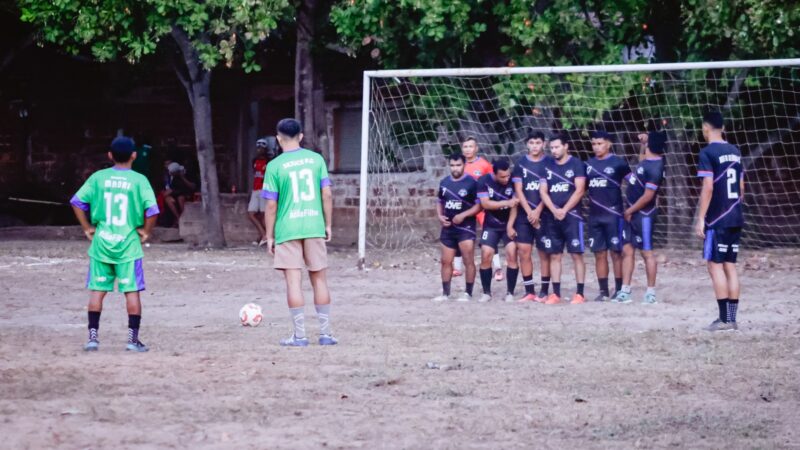 Prefeitura de Piripiri apoia torneio de futebol amador com entrega de materiais esportivos