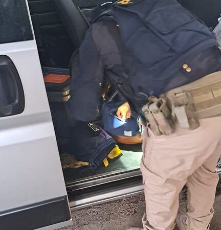 PRF apreende drogas durante fiscalização de veículo em Piripiri