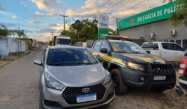 PRF recupera veículo clonado durante fiscalização em Piripiri