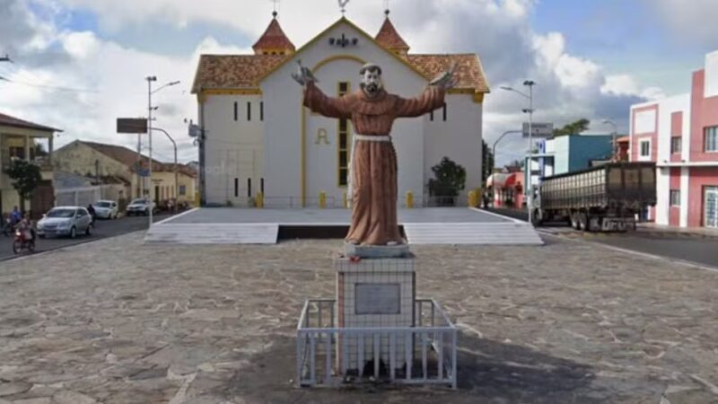 Estátua de São Francisco em frente a igreja se torna impasse entre paróquia e MP às vésperas de festejo em PiripiriI