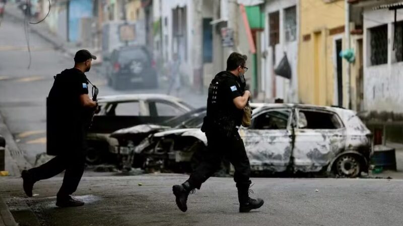 Megaoperação no Alemão e na Penha contra o CV tem 64 mortos e 81 presos; vias são fechadas em represália em todo o Grande Rio