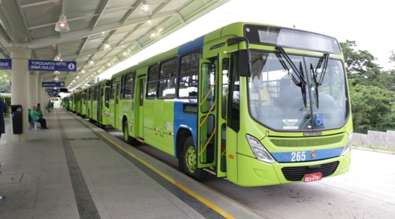 Passageiras se jogam de ônibus durante assalto na Av. Miguel Rosa, em Teresina