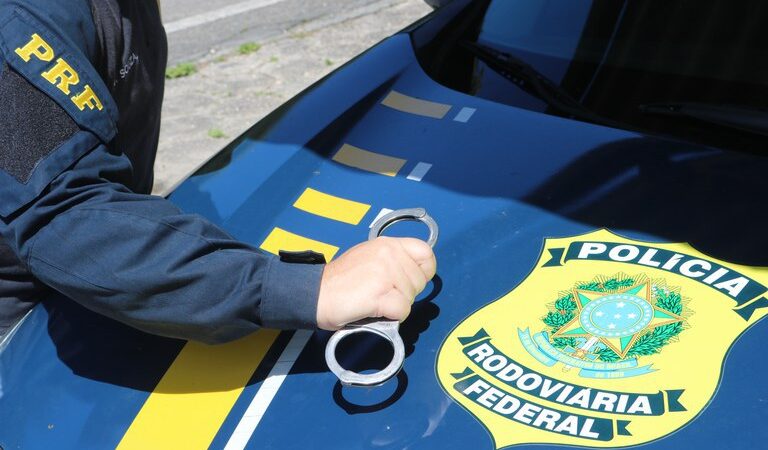 PRF flagra uso de documento falso e cumpre mandado de prisão na BR-343, em Floriano