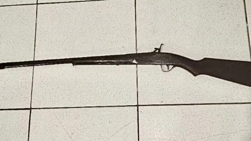 Pai é preso por ameaçar a própria filha com espingarda por causa de R$ 30