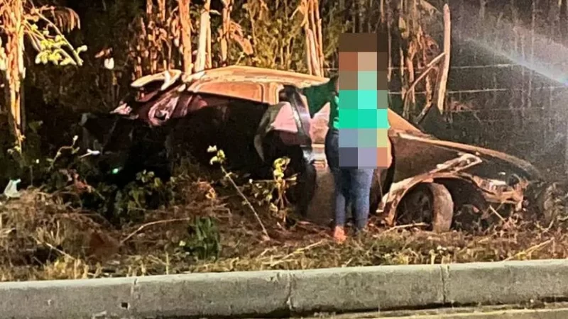 Carro tomba às margens da orla do Açude Joana, em Pedro II