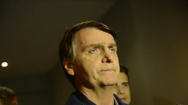 Defesa de Bolsonaro pede prisão domiciliar humanitária ao STF
