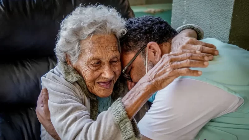 Redação do Enem 2025 aborda as perspectivas para o envelhecimento