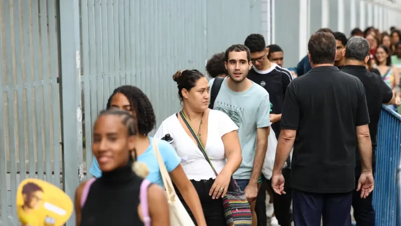 Enem 2025: cerca de 70% dos inscritos fizeram segunda dia de provas