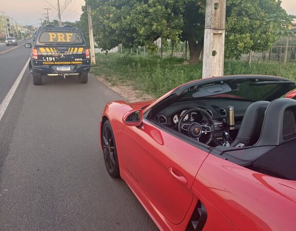 PRF e PM flagram veículo de luxo em alta velocidade e apreendem arma de fogo em Floriano