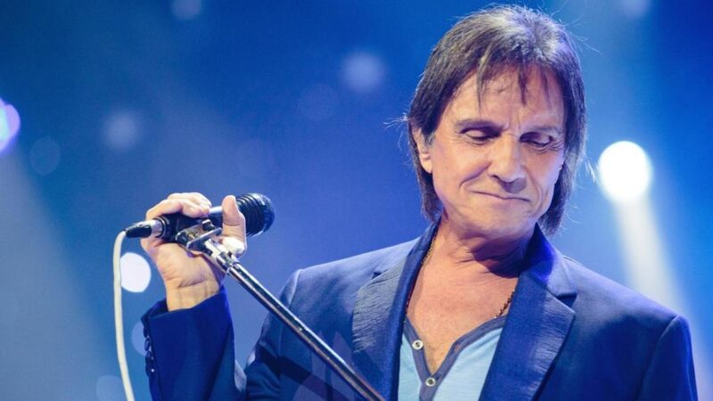 Roberto Carlos sofre acidente de carro durante gravação de clipe de fim de ano da TV Globo