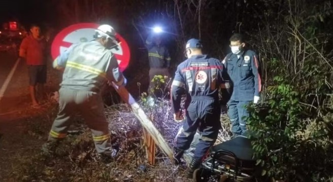 Motociclista sem capacete morre após bater em placa de sinalização de rodovia em Esperantina