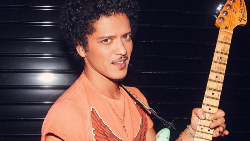 Bruno Mars tem as duas músicas mais populares do mundo em 2025: veja ranking