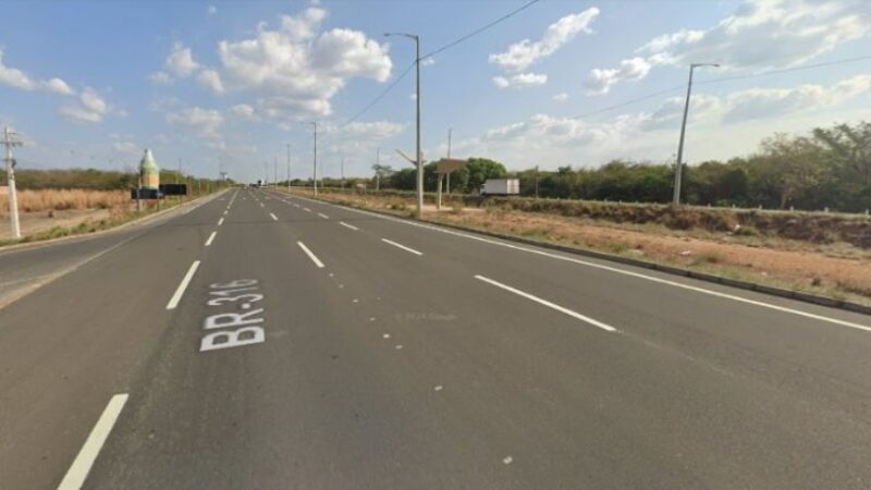 Mulher é atingida por bala perdida enquanto estava dentro de carro na BR-316