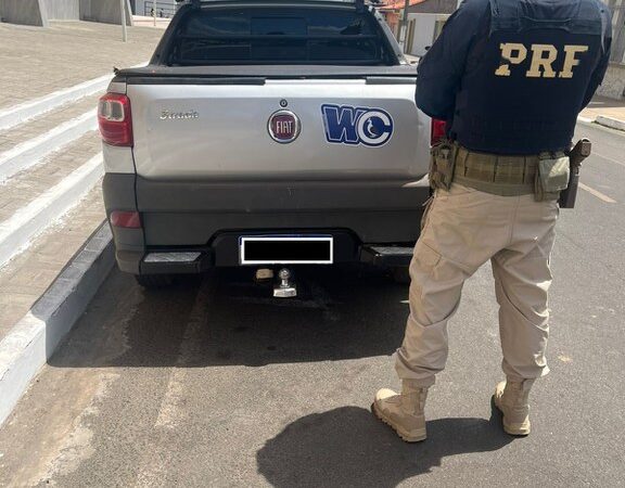 PRF recupera veículo roubado no município de Barras