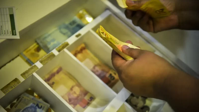 Inflação que reajusta o salário mínimo fecha em 4,18%