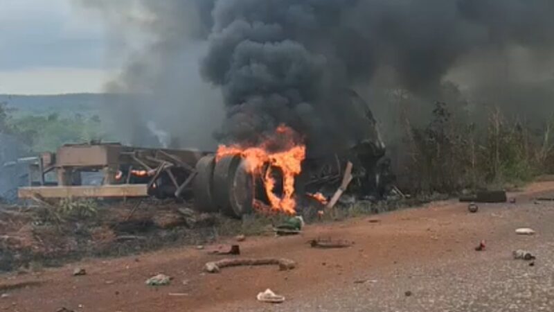 Caminhão-tanque tomba e motorista morre carbonizado no Piauí; vídeo é impactante!