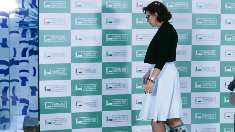 Câmara rejeita cassação da deputada Carla Zambelli