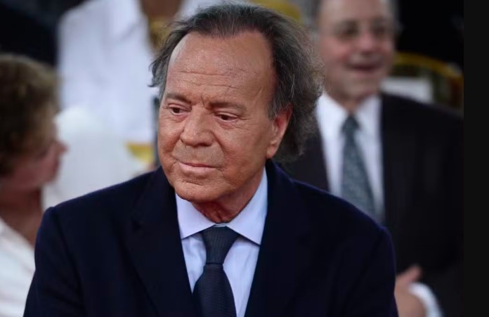 Julio Iglesias é acusado de assédio sexual por ex-funcionárias, diz imprensa internacional