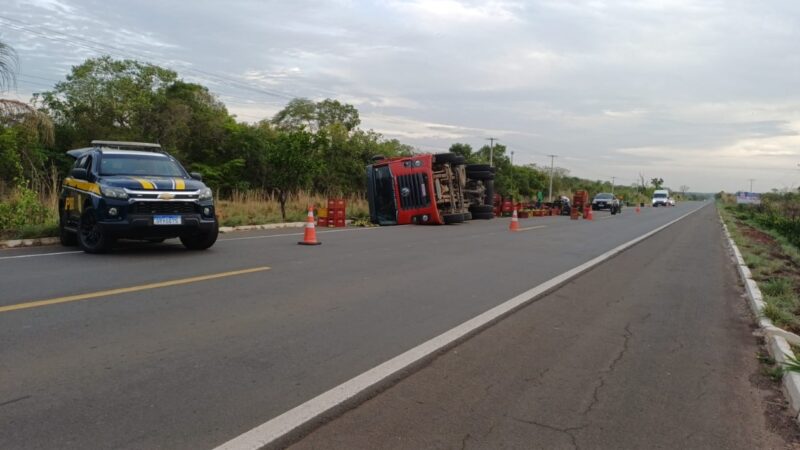 Caminhão carregado de fruta capota na BR-343, entre Piripiri e Capitão de Campos