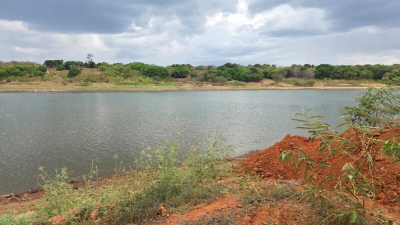 Águas do Piauí realiza dragagem do Açude Joana para reforçar abastecimento em Pedro II