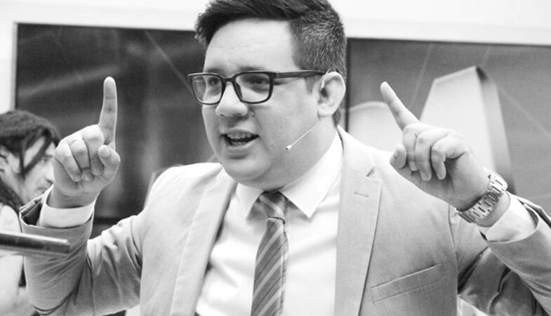 Morre aos 32 anos o apresentador Erlan Bastos, em Teresina