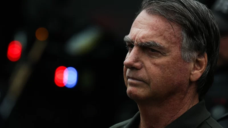 Bolsonaro caiu e bateu a cabeça na prisão, afirma Michelle Bolsonaro