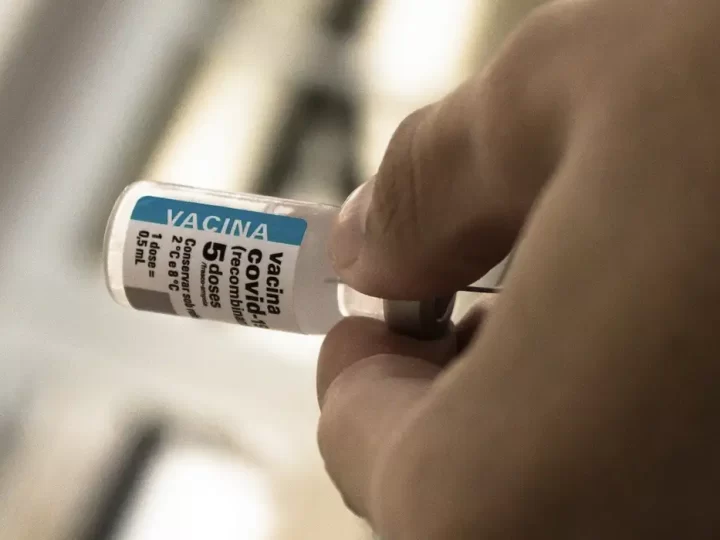 Após cinco anos de vacinação, covid recua, mas ainda preocupa