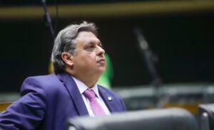 Deputado federal Júlio Arcoverde sofre acidente em casa e é levado ao hospital em Teresina